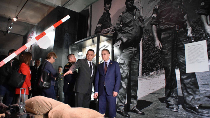 Stefanović i Vulin obišli izložbu posvećenu obeležavanju 20 godina od NATO AGRESIJE u Muzeju grada (FOTO)