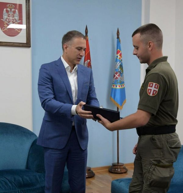 Stefanović nagradio vojnog policajca Vladana Penića