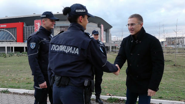 Stefanović obišao policajce pripravnike na Novom Beogradu