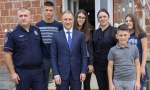 Stefanović u poseti porodici policijskih službenika (FOTO)