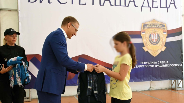 Stefanović uručio poklone deci stradalih pripadnika MUP-a (FOTO)