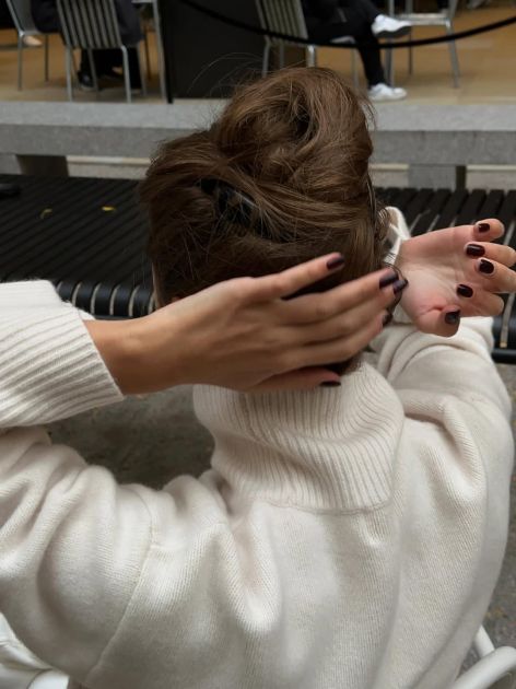 Step aside sleek bun: Naša nova opsesija je french twist punđa