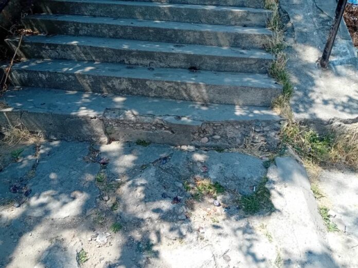 Stepenice u naselju Bubanj propadaju,  žitelji kažu izgrađene pre pola veka, a sada rizične