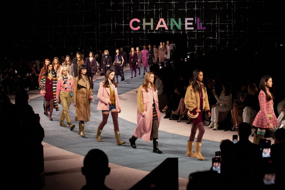 Stigle su nam mejkap fotografije sa Chanel revije za jesen/zimu 2022/2023. Poželećete da kopirate ove lookove!