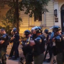 Stigli kordoni policije! Blokaderski bezobrazluk kulminira – Ćuta vređao policiju, Zaječar i Kosjerić na ivici incidenta (VIDEO)