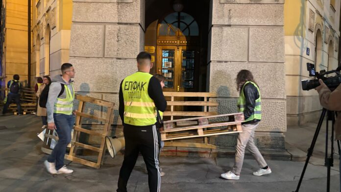 „Stiže presuda“ – niški studenti blokirali zgradu Suda, plan da tu budu cele noći i sutradan