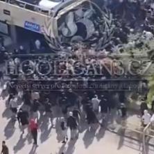 Stoji Hrvat do Hrvata - i PESNIČE SE MEĐUSOBNO SVI: Opšta tuča u Splitu, a meč tek sledi (VIDEO)
