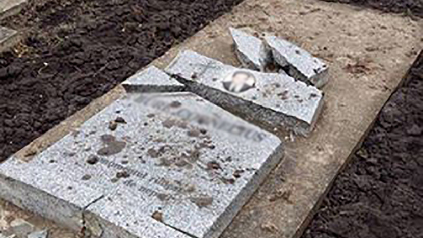 Stoka oskrnavila spomenike na seoskom groblju, meštani zanemeli (FOTO)
