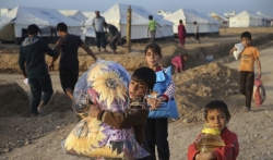 Stotine Iračana u redovima za hranu u Mosulu