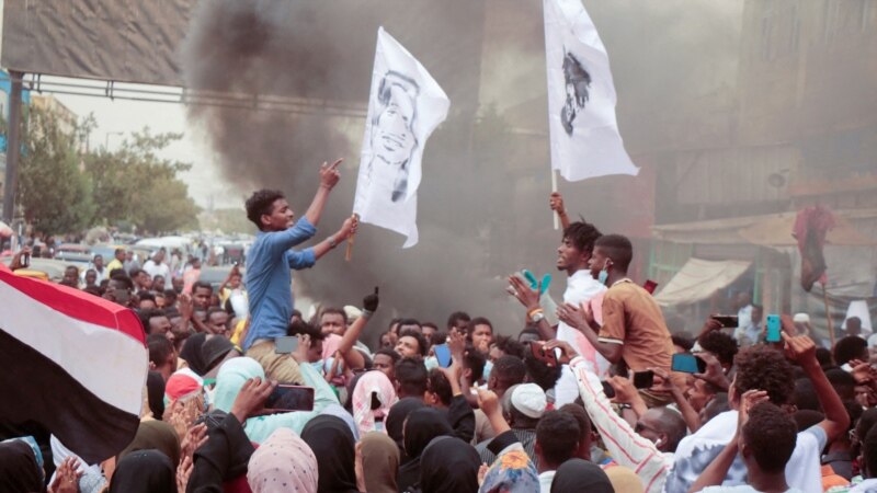 Stotine demonstranata traži prekid vojne vladavine u Sudanu 