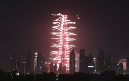 
					Stotine hiljada ljudi na ulicama Dubaija, bez incidenata 
					
									
