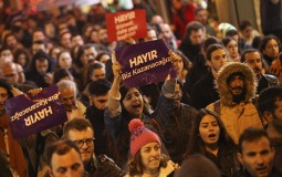
					Stotine ljudi protestuju u Istanbulu zbog rezultata referenduma 
					
									