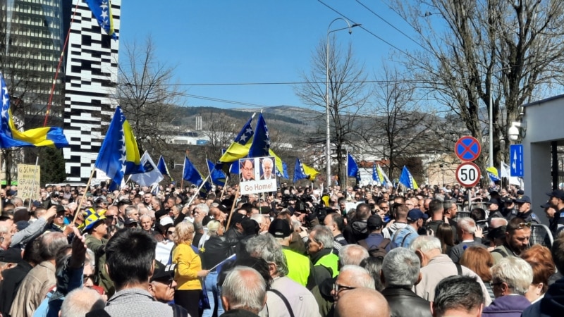 Stotine na protestu ispred OHR-a u Sarajevu
