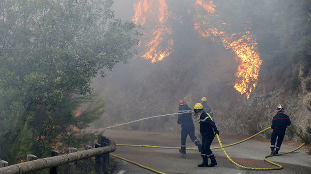 Stotine vatrogasaca se bori sa požarima na jugu Francuske
