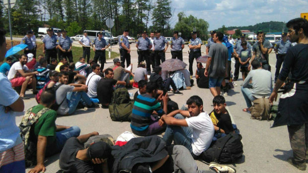 Stotinu migranata zaustavljeno kod hrvatske granice