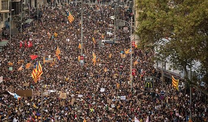 Štrajk i stotine hiljada ljudi na ulicama Barselone