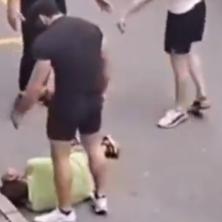 Strašan snimak sa ulice glavnog grada: Nakon što su ga pretukli, uzeo pištolj i zapucao (VIDEO)