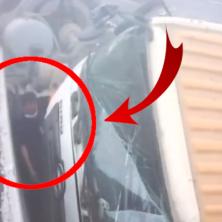 Strašan sudar dva kamiona: Delovi LETELI na sve strane, nikome nije jasno kako je pešak preživeo (VIDEO)