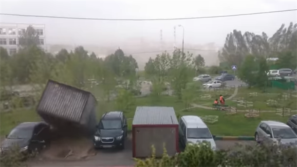 Uragan čupao drveće i semafore, 11 mrtvih (VIDEO)