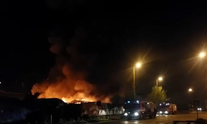 Stravičan požar: Vatrena stihija progutala pijacu u Tuzli, detonacije odjekivale okolnim naseljima (VIDEO)