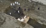 Stravičan snimak masovne grobnice u Njujorku: Žrtve korone ređaju jedne do drugih, nema ko da ih isprati (FOTO/VIDEO)