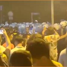 Stravičan snimak nasilja blokadera: Palicama krenuli na policiju (VIDEO)