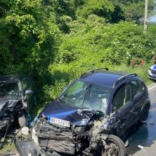 Stravičan udes u Grockoj: Vozila u potpunosti uništena - hitne službe na terenu