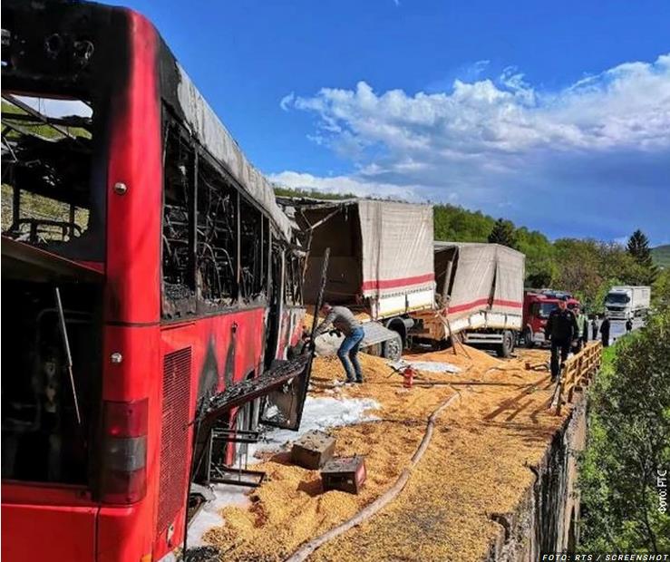 Stravična nesreća kamiona tutinske registracije i autobusa, četiri osobe poginule