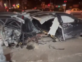 Stravična nesreća u Zemunu: Delovi vozila razbacani po putu, auto prepolovljen VIDEO