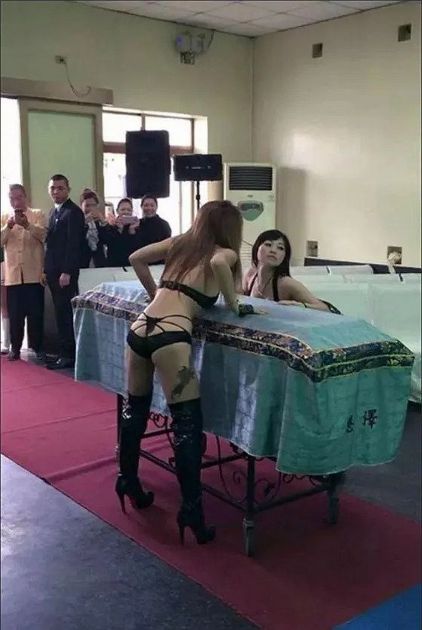 Striptizete na sahranama plešu u kovčegu, skidaju pantalone muškarcima i igraju sa zmijama