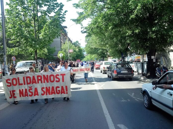 Studenti i građani Prokuplja u koloni dolaze na protest „Izbori(mo) se“ u Nišu