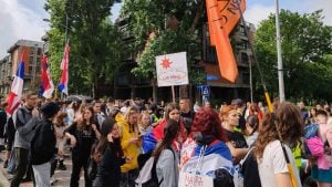 Studenti i maturanti peške krenuli iz Novog Sada na veliki protest u Loznicu: Večeras noće u Rumi