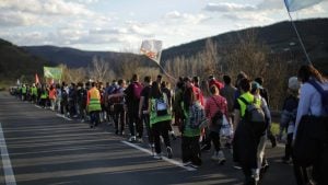 Studenti i srednjoškolci iz beograda nastavljaju šetnju ka Loznici, novosađani krenuli danas