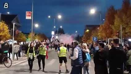 Studenti koji su se pešice uputili na komemorativni skup u Novom Sadu dočekani u Novoj Pazovi