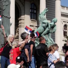 Studenti koji žele da uče i građani obeležavaju 1. maj ispred Skupštine Srbije