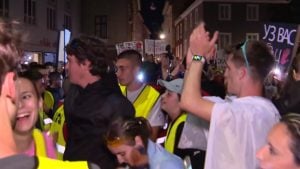 Studenti maratonci stigli u Grac: Na trgu Tumel gore sveće, poređane kao broj 16 (VIDEO)