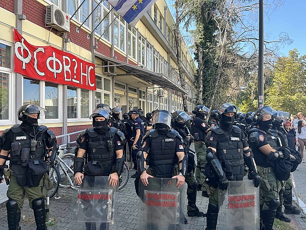 Studenti mogu u zgradu DIF-a, policija ostaje ispred dok se dekan ne bude osećao bezbednim