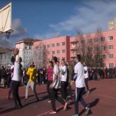 Studenti održali PROTESTNI PERFORMANS u Kosovskoj Mitrovici: Vezanih ruku pobedili LAŽNU DRŽAVU KOSOVO! (VIDEO, FOTO)