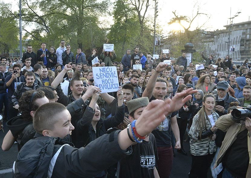 Studenti, srednjoškolci, pištaljke i šerpe ispred Skupštine (FOTO)