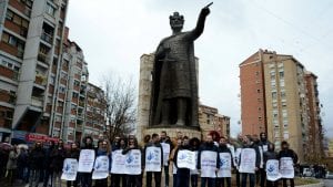 Studenti u Kosovskoj Mitrovici delili namirnice socijalno najugroženijim osobama