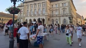 Okupljanje u Novom Sadu: Nakon Vučićeve objave pobede, građani idu ka prostorijama SNS-a (VIDEO)