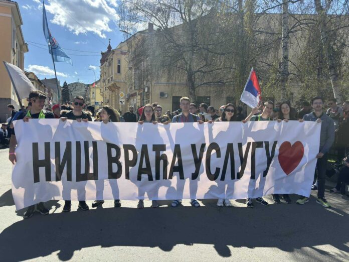 Studenti večeras ispred Gradske kuće u Nišu prate rezultate izbora iz Zaječara i Kosjerića