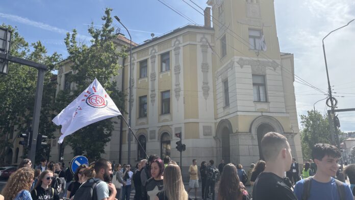 Studenti zauzeli rektorat u Nišu i blokirali zgradu