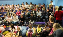 Subotička i migrantska deca zajedno gledala predstavu u Dečijem pozorištu