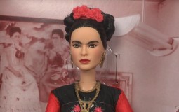 
					Sud privremeno zabranio prodaju Barbike s likom Fride Kalo (VIDEO) 
					
									