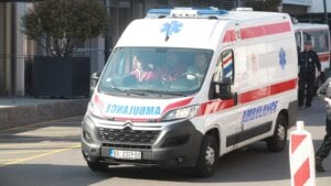 Sudar autobusa i putničkog automobila kod Malog Požarevca: Poginuo vozač, više od 30 osoba povređeno