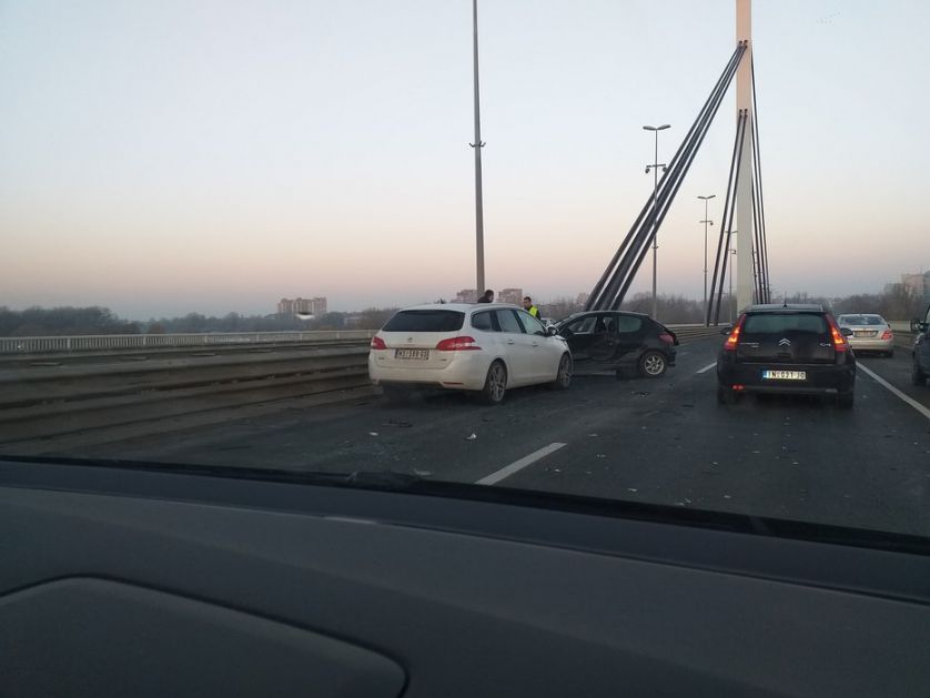 Sudar tri vozila napravio veliku gužvu na Mostu slobode; Jedna osoba povređena