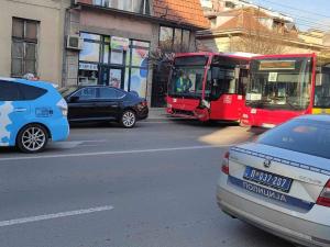 Sudar gradskog autobusa i automobila u centru Niša
