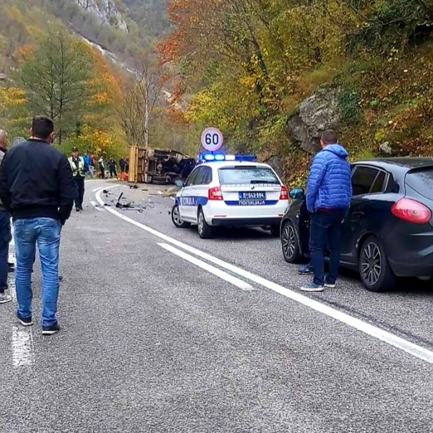 Sudar kamiona i putničkog vozila kod Brodareva