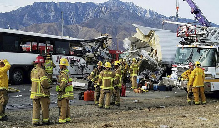 Sudar kamiona i turističkog autobusa u Kaliforniji, 13 mrtvih